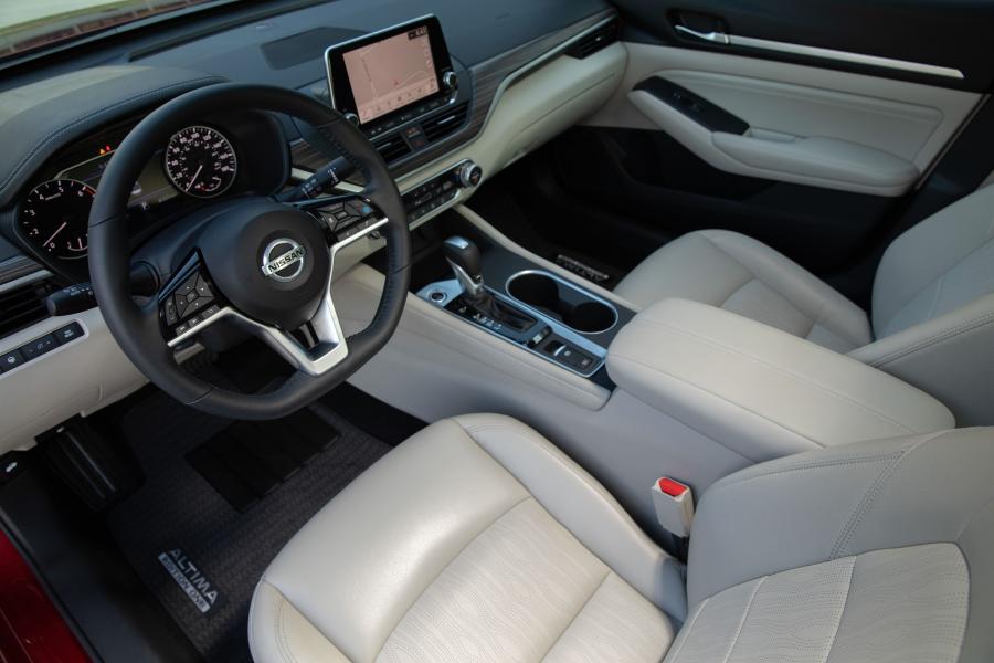 Интерьер Nissan Altima Platinum Edition ONE 2018 года  (фото 15 из 25)